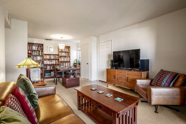 Building Photo - Light-Filled Upstairs Condo in a Prime Loc...