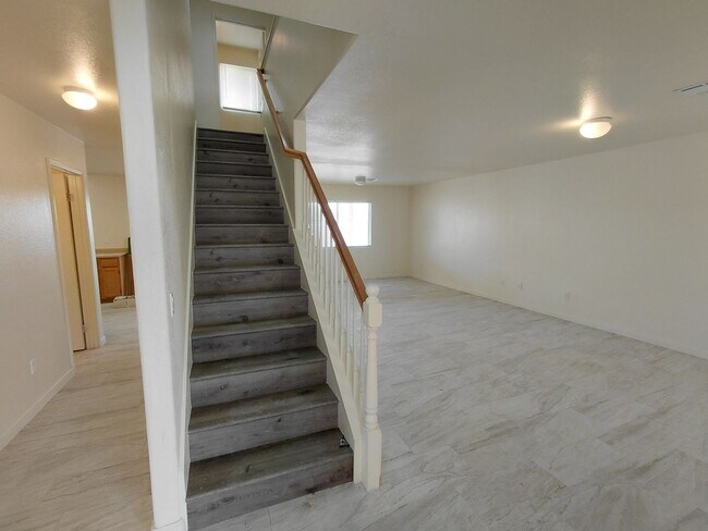 Foto del edificio - Beautiful Two-Story Corner Home for Rent in Parkside – Brawley