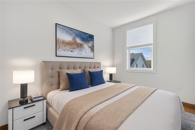 Building Photo - 1624 Lonsdale Ave