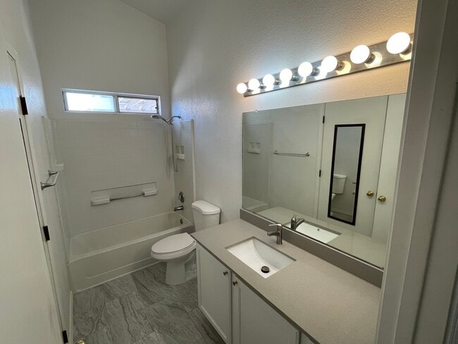 Building Photo - 4749 Kelly Way NE
