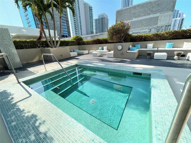 Foto del edificio - 600 NE 27th St
