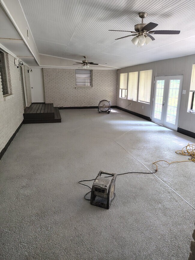 Foto del edificio - 5688 Hilltop Rd