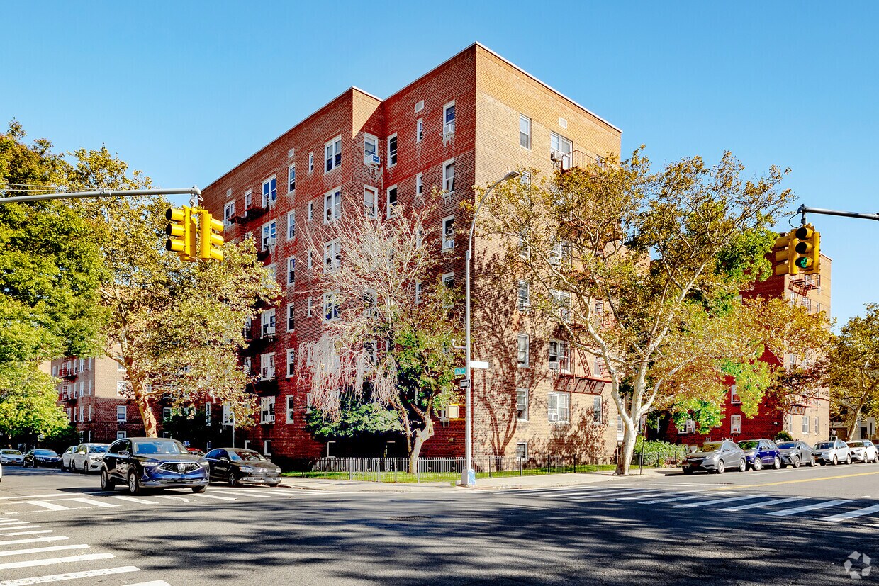 Apartamentos Aerocooperativos - 63-61 Yellowstone Blvd