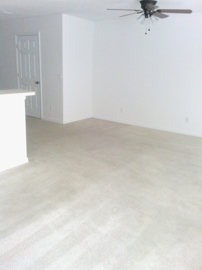 Building Photo - 689 Cresting Oak Cir