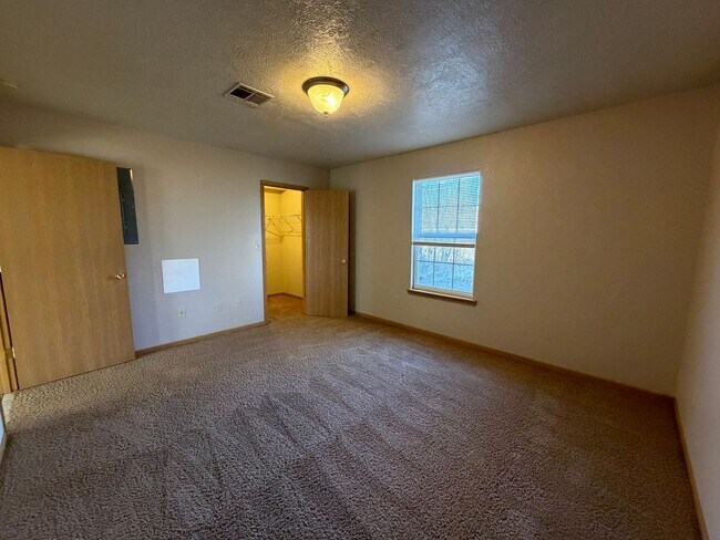 Foto del edificio - Spacious 3 Bedroom 2 Bath Townhome