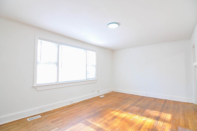 Foto del edificio - 411 Pineneedle Rd