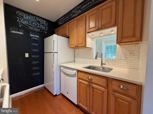 Foto del edificio - 6501 Brick Hearth Ct