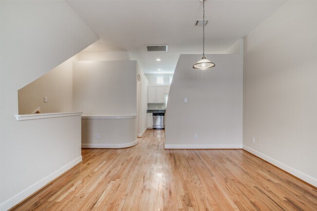 Foto del edificio - 2710 Hullsmith Dr