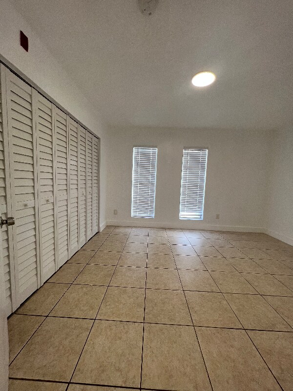Foto del edificio - 1051 NE 163rd St