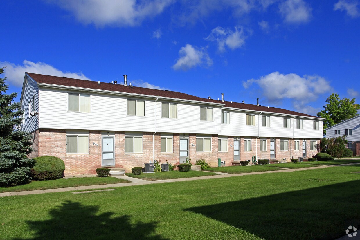 Kensington Place Townhomes Apartments in Roseville, MI