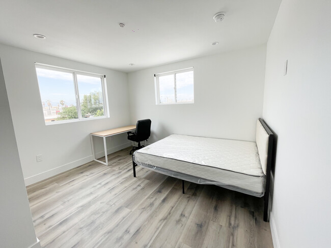 Foto del edificio - 1256 W 37th St
