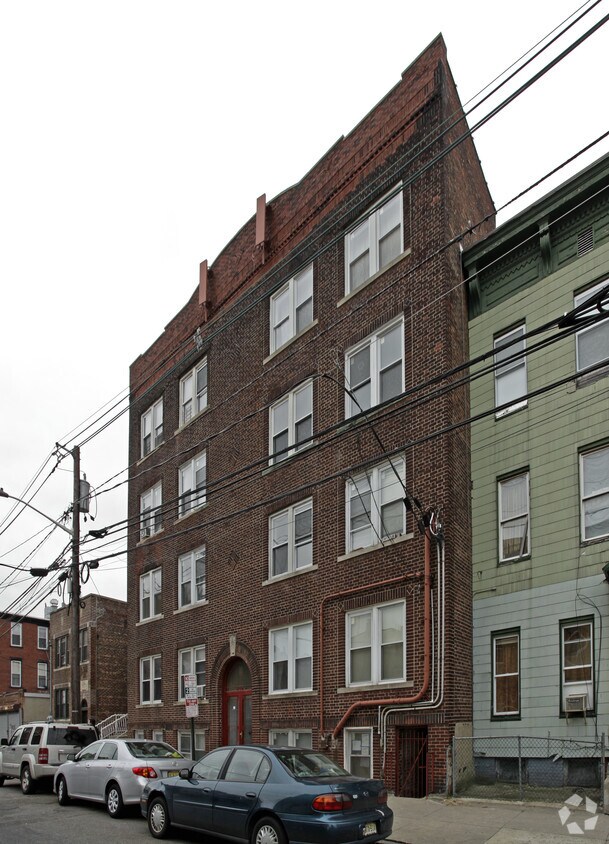 Primary Photo - 13 Hopkins Ave