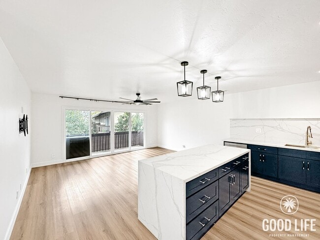 Stylish 2BR in Gated Community | Pool, Jacuzzi & Balcony - Stylish 2BR in Gated Community | Pool, Jacuzzi & Balcony House