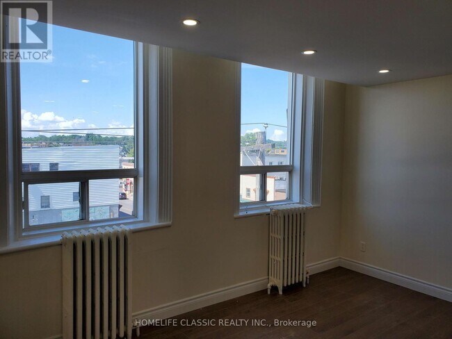 Photo du bâtiment - 5 Main St S