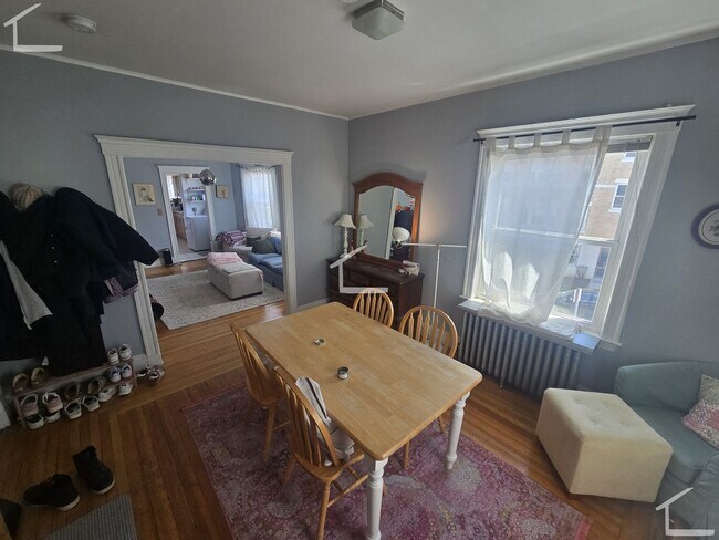 Foto del edificio - Huge 3 bed 1 bath in Brighton.... Sept 1st Move in!!