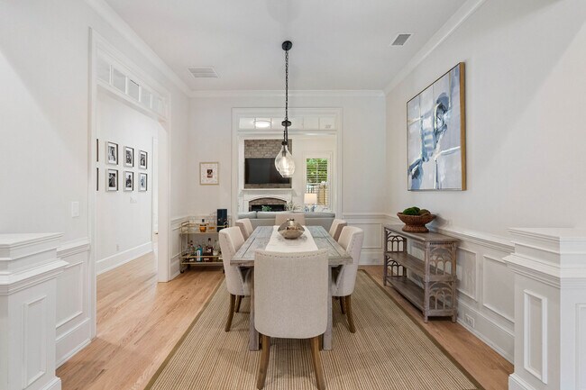 Building Photo - 2423 Loxford Ln