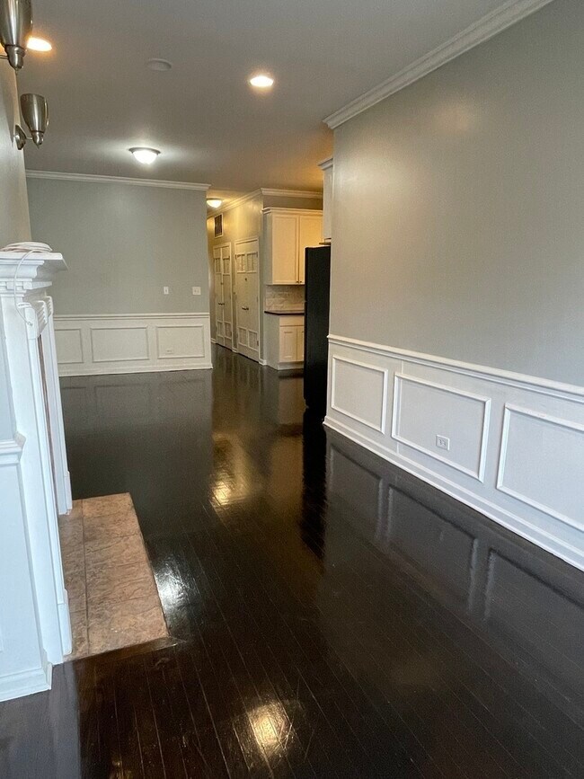Building Photo - 5852 S Prairie Ave