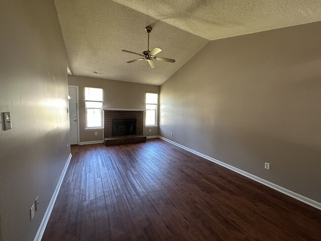 Foto del edificio - Nice Freshly Painted 2 Bedroom Home in Hun...
