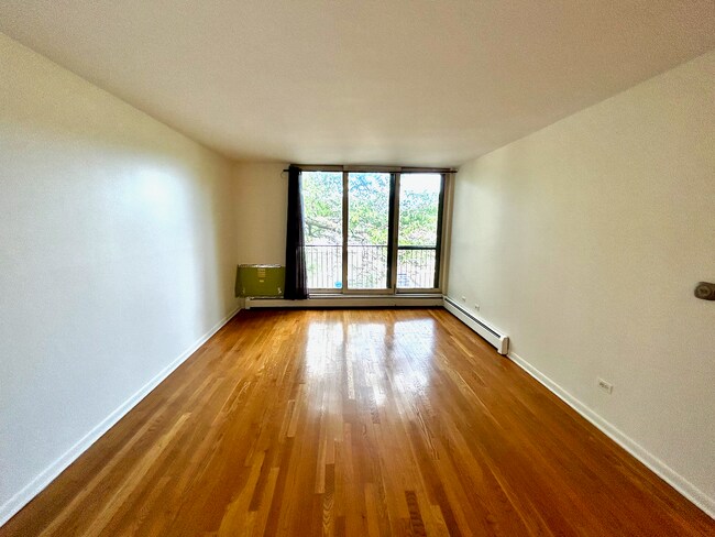 Living Room - 5435 N Artesian Ave