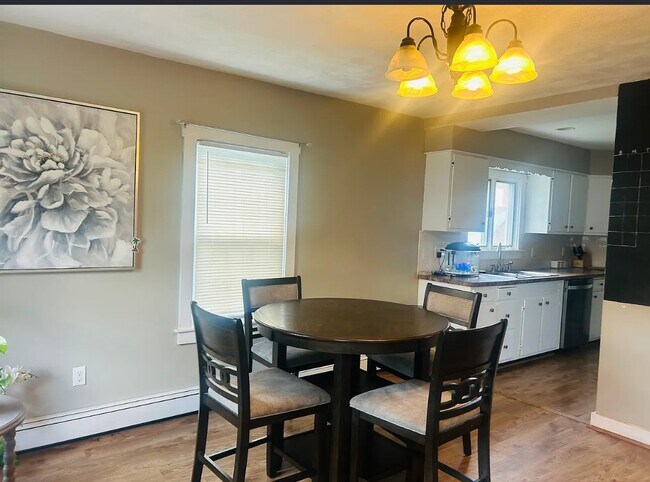 Foto del edificio - 858 Lower River Rd