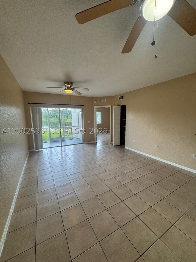 Foto del edificio - 1133 Golden Lakes Blvd
