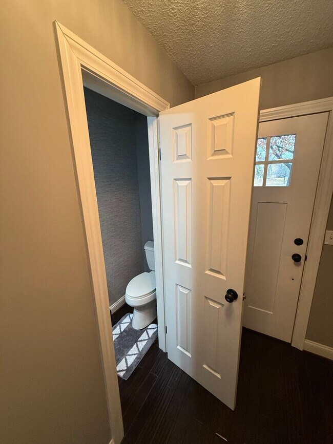 Foto del edificio - Stunning 3-Bed, 3.5-Bath Multi-Level Partially Furnished Townhome in Overland Park – Modern Updat...