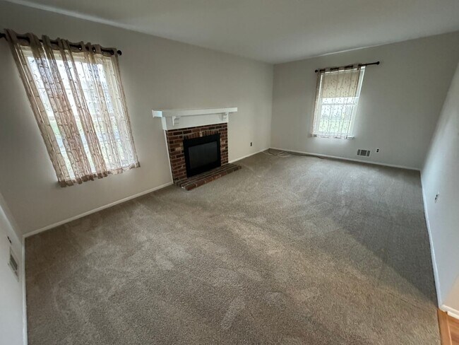 Building Photo - Charming 3-Bedroom Home with Garage in Wes...