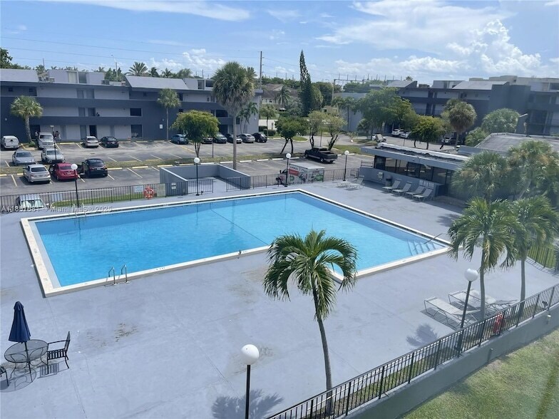 Foto principal - 8821 W Flagler St