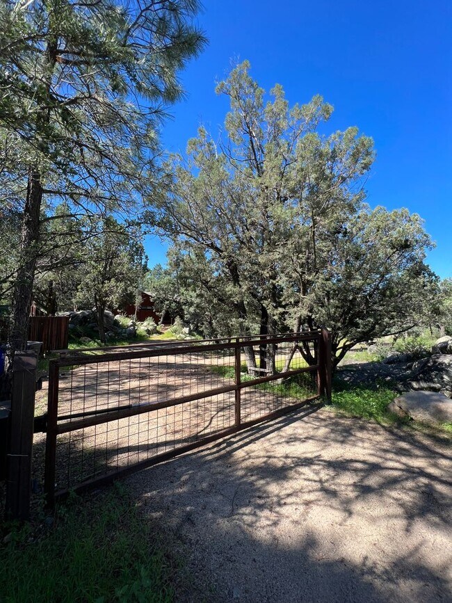 Building Photo - Two Bedroom Home in Beautiful Setting
