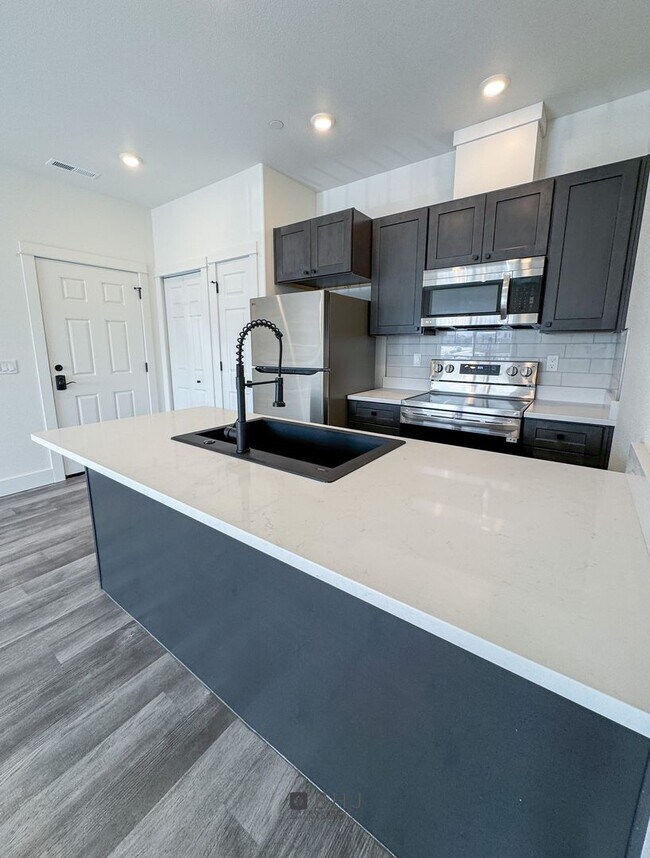 Foto del edificio - BRAND NEW Pet Friendly 1 bed/ 1 bath apart...