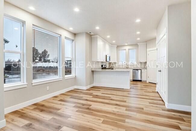 Building Photo - 1098 S High Ridge Rd