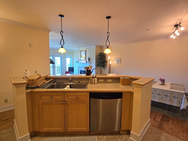 Building Photo - Lovely condo above Aldrichs Market