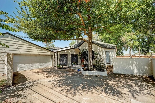 Building Photo - 9200 Carousel Ln