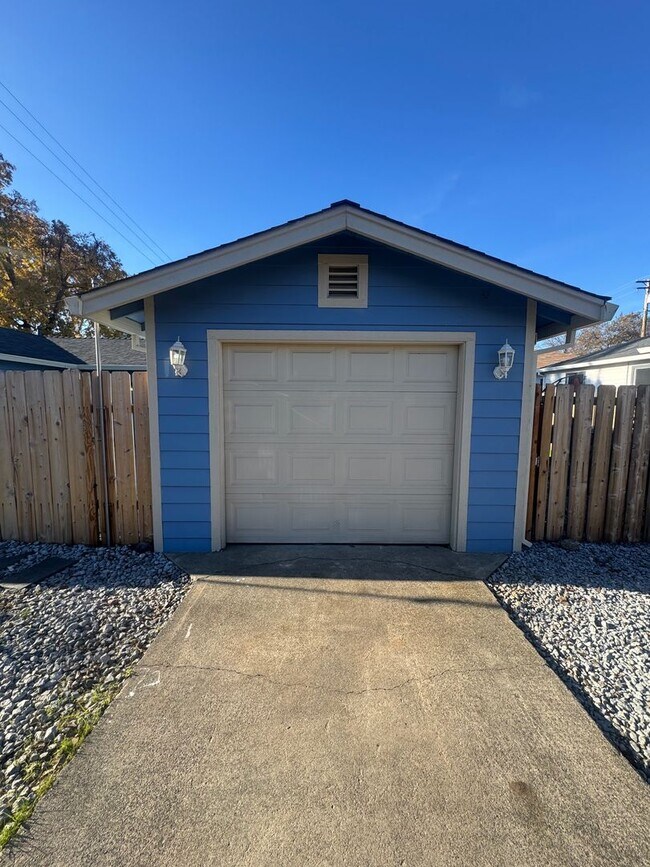 Building Photo - 2 BED 1 BATH HOUSE IN THE GARDEN TRACT NEIGHBORHOOD