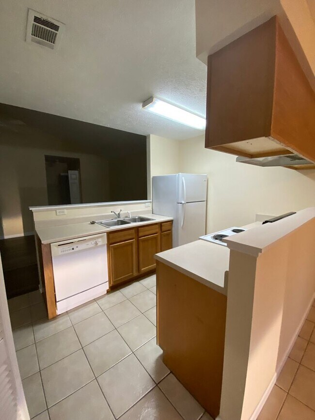 Building Photo - 2 Bdr/2bath townhome, great location!