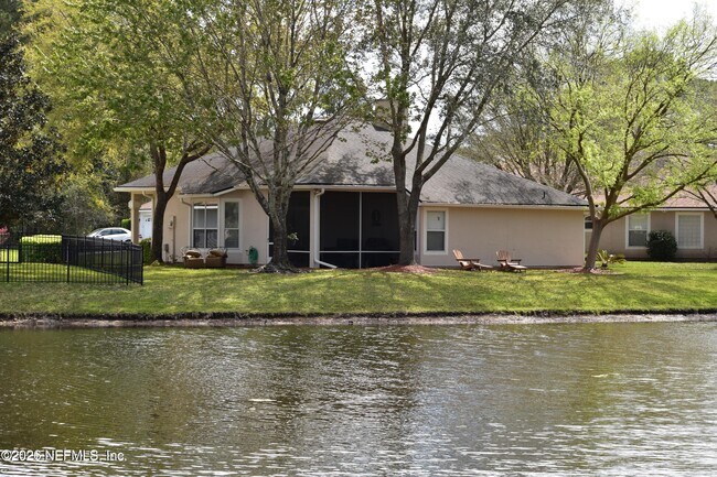 Foto del edificio - 408 Chicory Pl