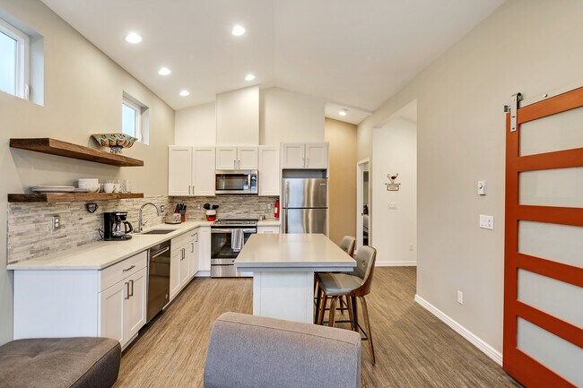 Foto del edificio - 2732 44th Ave SW