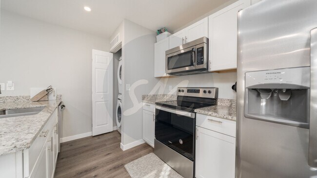 Building Photo - Charming Downtown Cottage