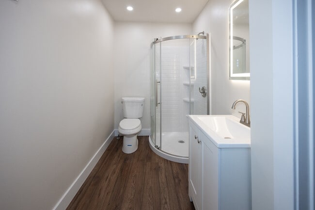 Baño delantero - 106 Ward Ave