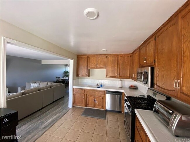 Building Photo - 3 br, 1 bath Townhome - 15 Curtis Dr