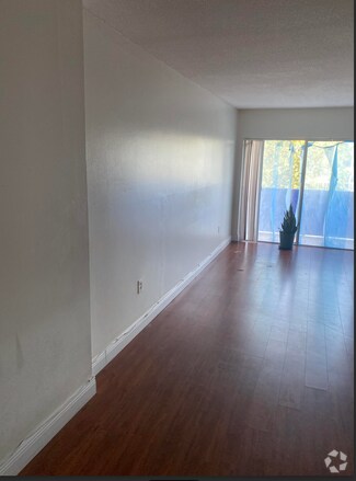 Building Photo - 400 Kings Point Dr