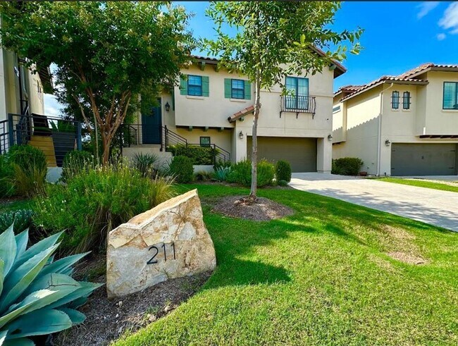 Foto del edificio - 211 Honey Creek Ct