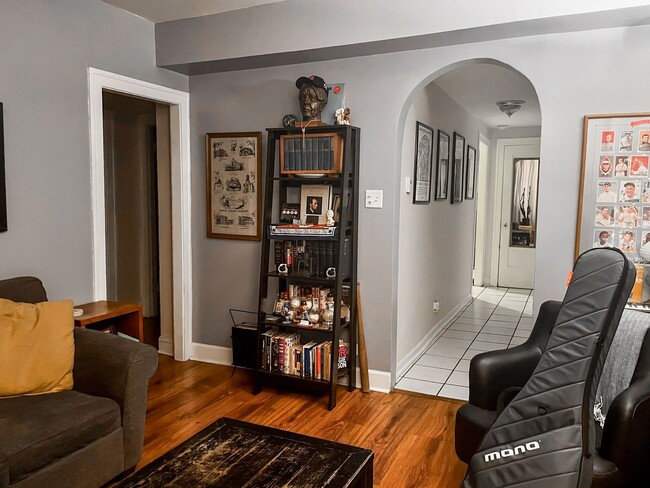 Building Photo - Sheridan Park / Uptown - 3 Bed / 1 Bath