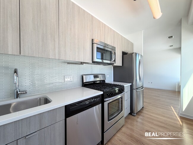 Building Photo - 548 W Webster Ave