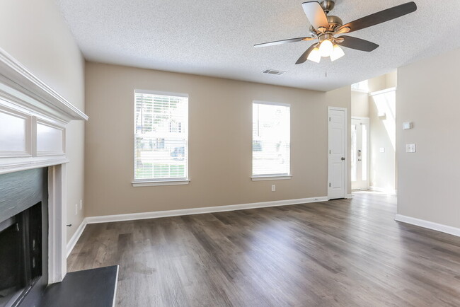 Foto del edificio - 2350 Sapphire Ct