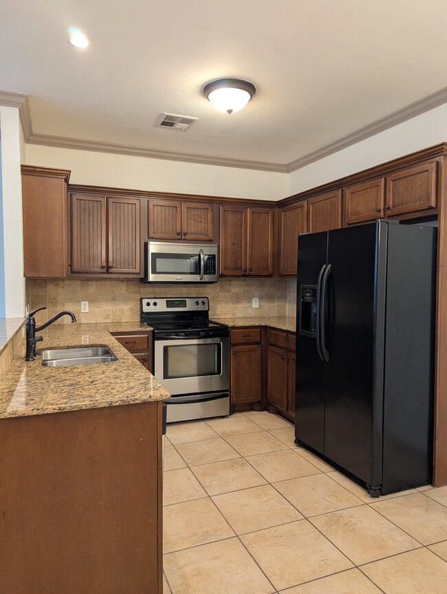 Kitchen - 13715 Oxford Dr