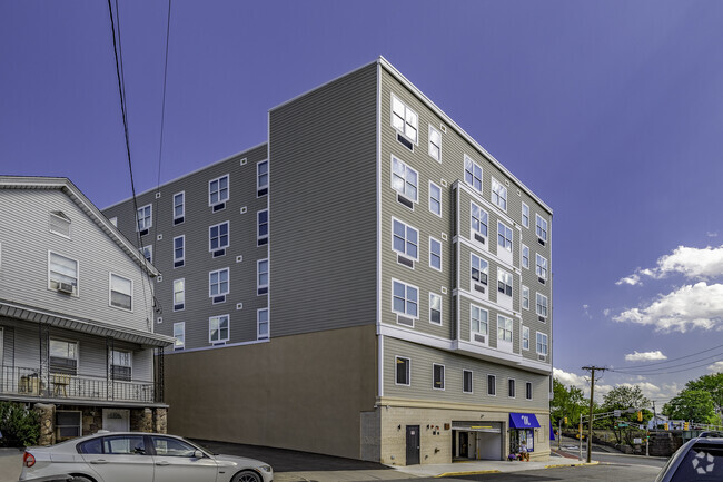Building Photo - Garfield 99