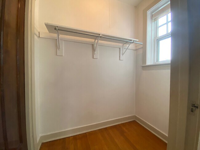 Foto del edificio - 3354 N Claremont Ave