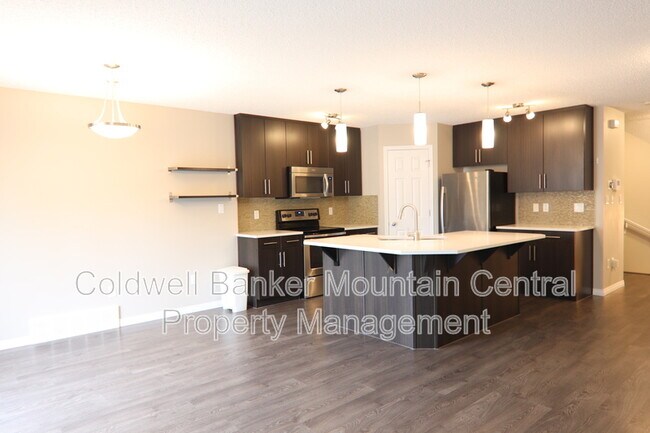 Photo du bâtiment - 1715 Chapman Way SW