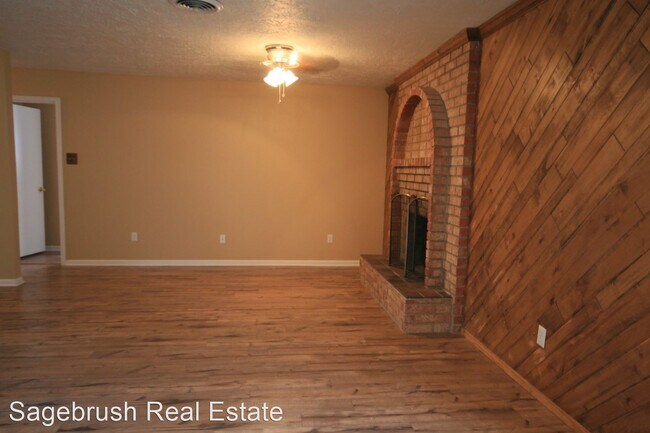 Building Photo - 3 br, 2 bath House - 1900 Weeden Dr.